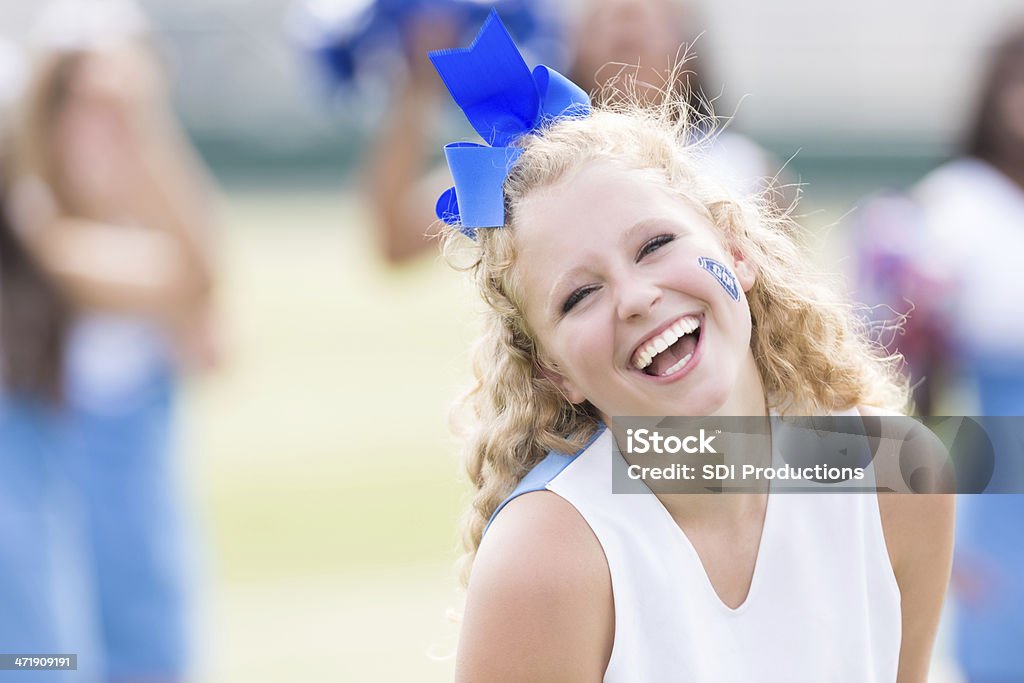 Feliz high school Chefe da Claque divertir-se na margem de futebol americano - Royalty-free Adolescente Foto de stock