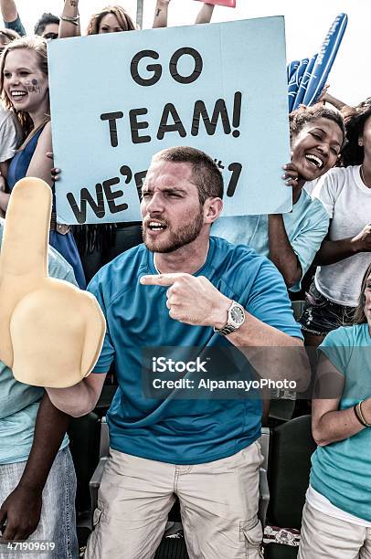 Foto de Fãs Comemorando Para Sua Equipe e mais fotos de stock de Animar - Animar, Poster, Estádio