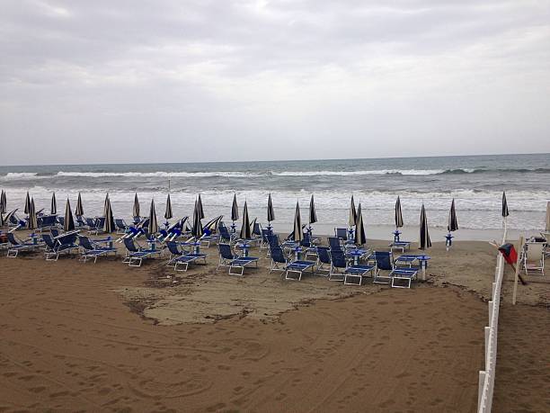 italia, spiaggia, dopo le tempeste, fuori stagione - out of season foto e immagini stock