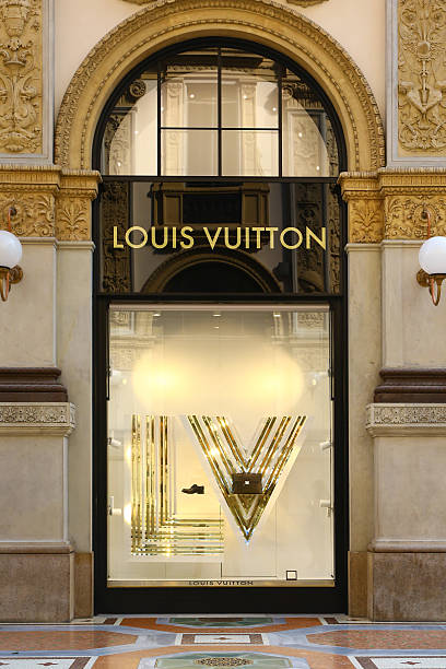 창쪽 louis vuitton 부틱 in milan - vuitton 뉴스 사진 이미지