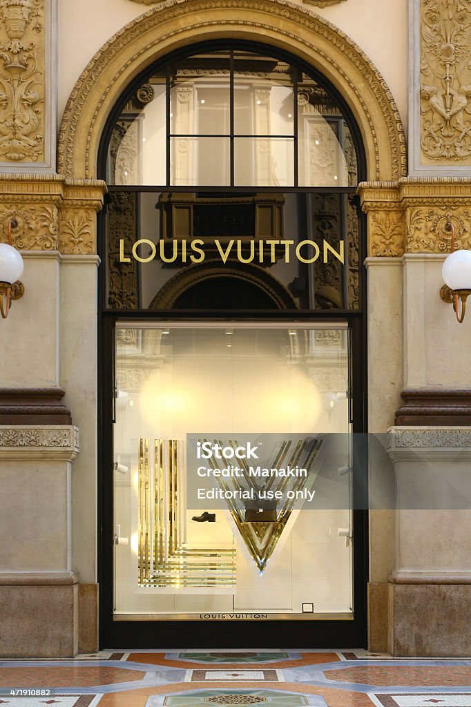Window Of Louis Vuitton Boutique In Milan Stock Photo - Download Image Now  - Louis Vuitton - Designer Label, Fame, Italy - iStock
