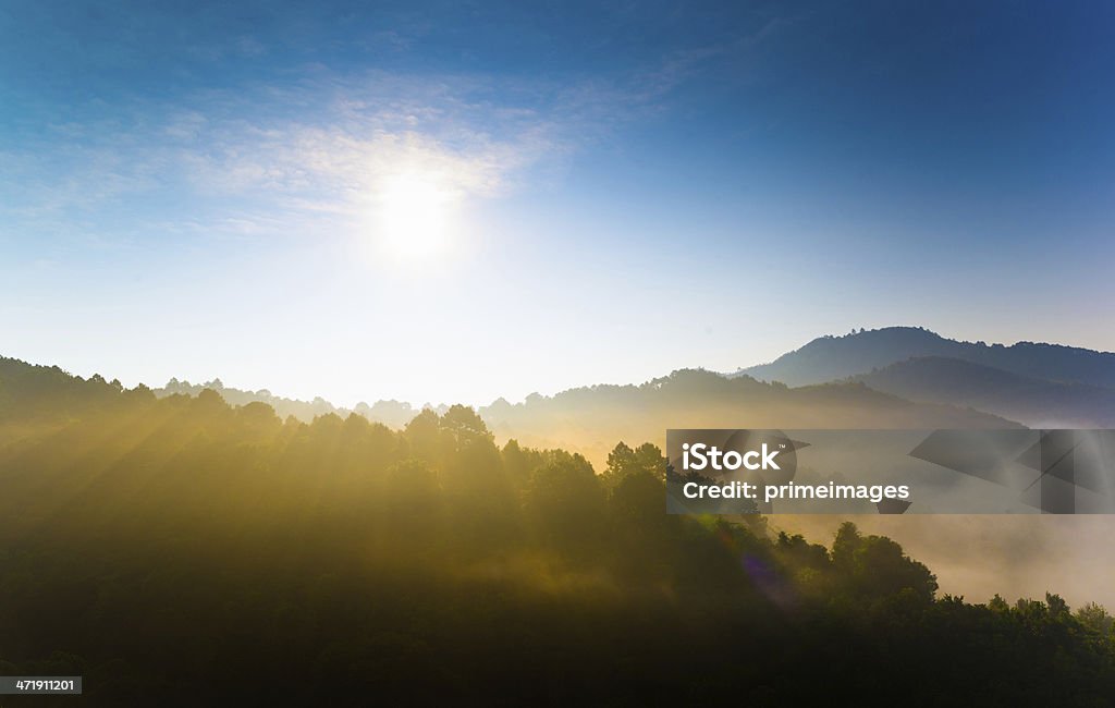 Schöne Sonne an einem nebligen Morgen-Berge. - Lizenzfrei Abenddämmerung Stock-Foto