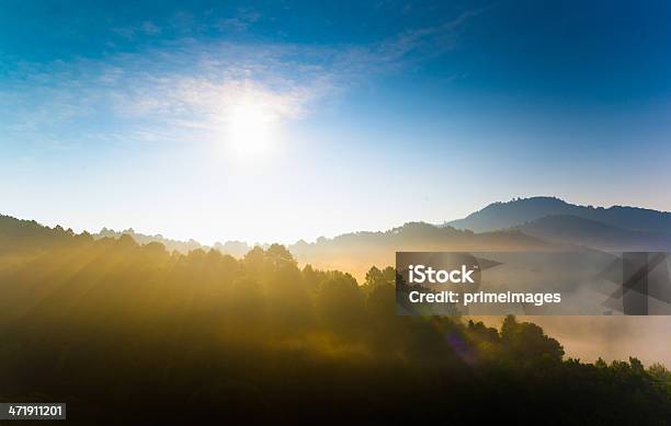 Красивые Misty Morning Sunshine На Горы — стоковые фотографии и другие картинки Азия - Азия, Вечерние сумерки, Возвышенность