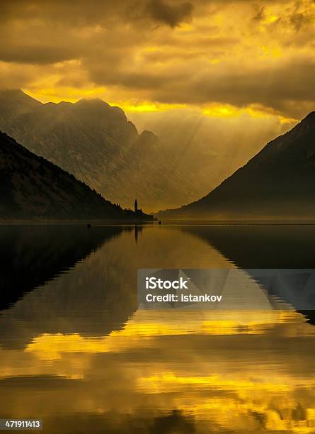 Cores De Outono Na Baía Kotor - Fotografias de stock e mais imagens de Amarelo - Amarelo, Ao Ar Livre, Baía