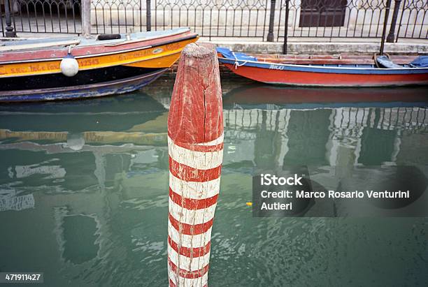 Venice En Rojo Y White Stripes Foto de stock y más banco de imágenes de Agua - Agua, Aire libre, Amarrado