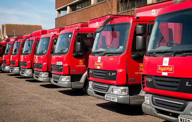 reihe von roten royal mail-transporter - east anglia fotos stock-fotos und bilder