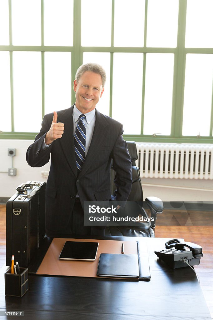 Hombre de negocios mostrando pulgar arriba - Foto de stock de 50-59 años libre de derechos