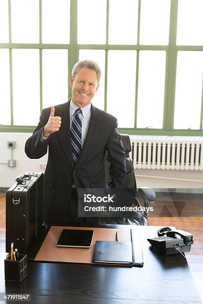 Hombre De Negocios Mostrando Pulgar Arriba Foto de stock y más banco de imágenes de 50-59 años - 50-59 años, Acuerdo, Adulto