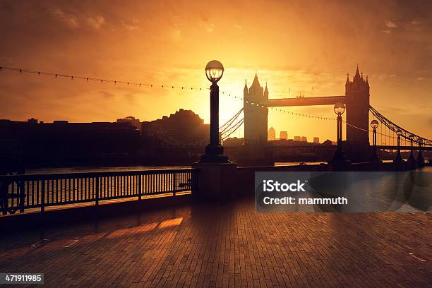 Tower Bridge Em Londres Em Sunrise - Fotografias de stock e mais imagens de Amanhecer - Amanhecer, Amarelo, Ao Ar Livre