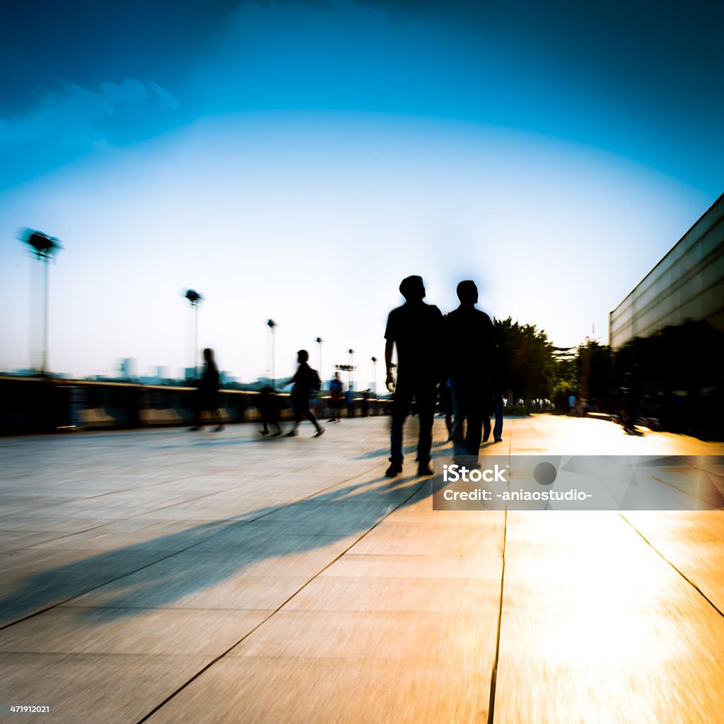 Силуэты и тени людей ходить - Стоковые фото Архитектура роялти-фри