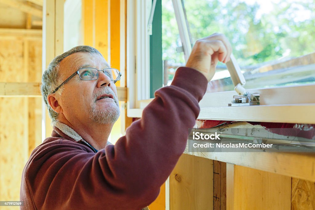 Empreiteiro de construção verificando novo janela de instalação - Royalty-free 60-69 Anos Foto de stock
