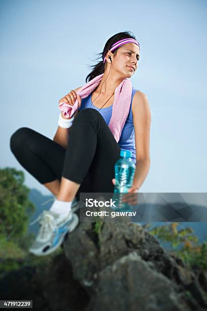 Zuversichtlich Weibliche Läufer Sich Auf Einem Felsen Und Hören Musik Stockfoto und mehr Bilder von Frauen