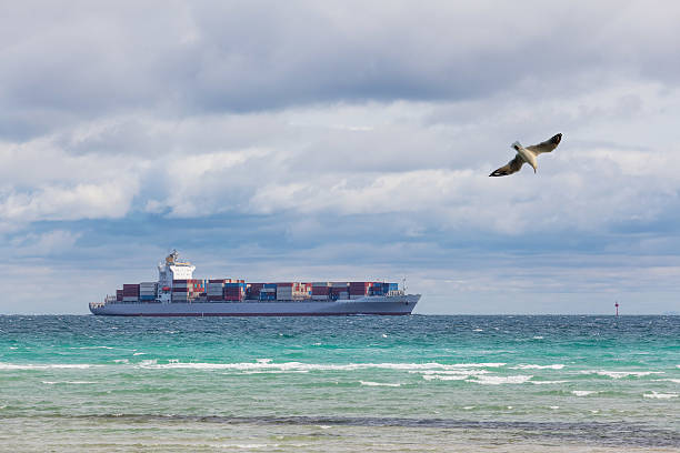 gran barco de carga con contenedores navegación en mornington - transoceanic fotografías e imágenes de stock