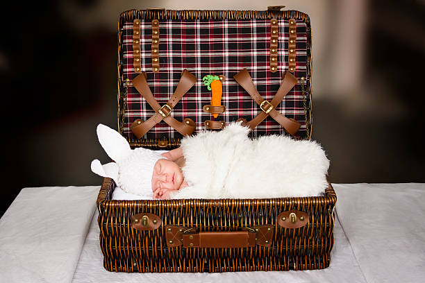 Dormir bebê em um Terno de abbit - fotografia de stock