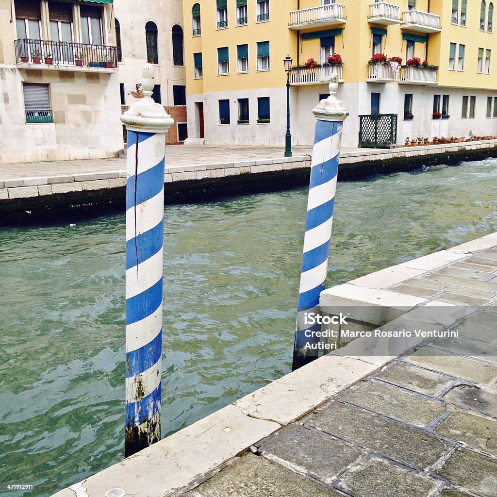 Espacio de estacionamiento sin servicio de valet para embarcaciones en Venecia, Italia - Foto de stock de Palo - Objeto fabricado libre de derechos