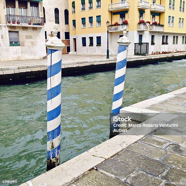 Espacio De Estacionamiento Sin Servicio De Valet Para Embarcaciones En Venecia Italia Foto de stock y más banco de imágenes de Palo - Objeto fabricado