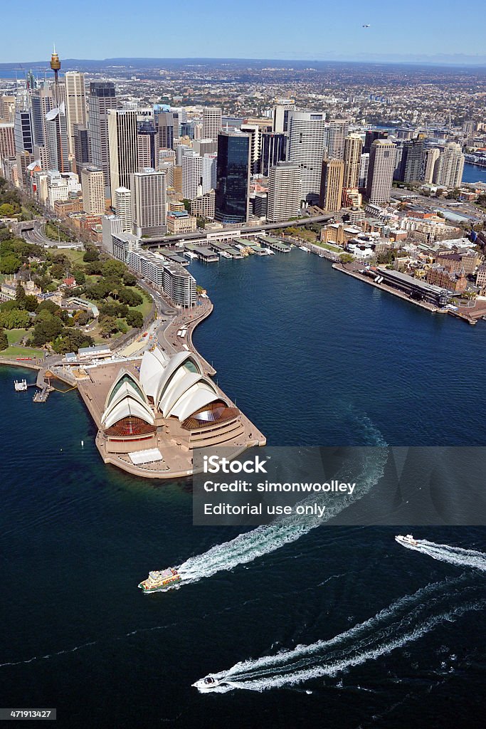 Teatro de la ópera de Sydney y a la ciudad - Foto de stock de Australia libre de derechos