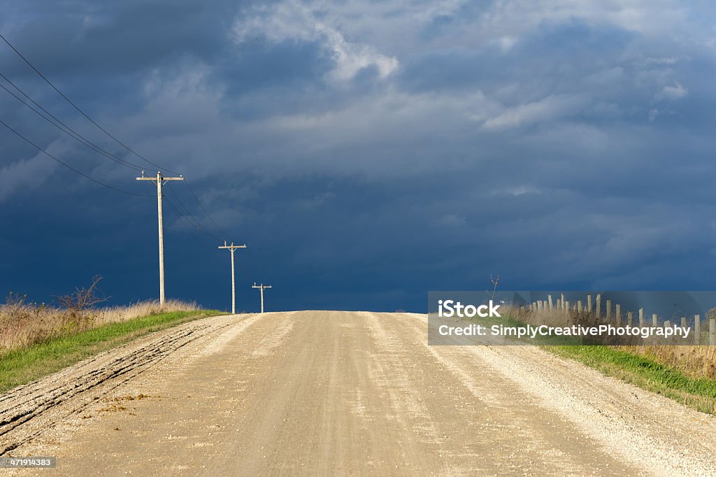 Gravel Road и шторм облака - Стоковые фото Без людей роялти-фри