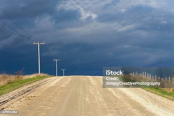 Gravel Road И Шторм Облака — стоковые фотографии и другие картинки Без людей - Без людей, Буря, Возвышенность