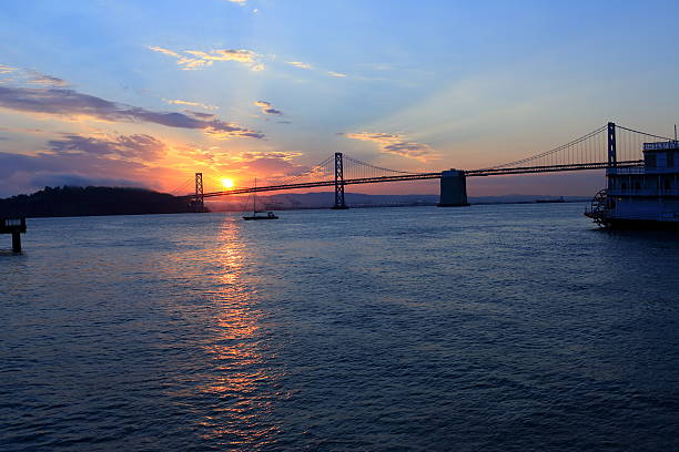 san francisco: bay bridge od embarcadero - sun lighting equipment san francisco county downtown district zdjęcia i obrazy z banku zdjęć