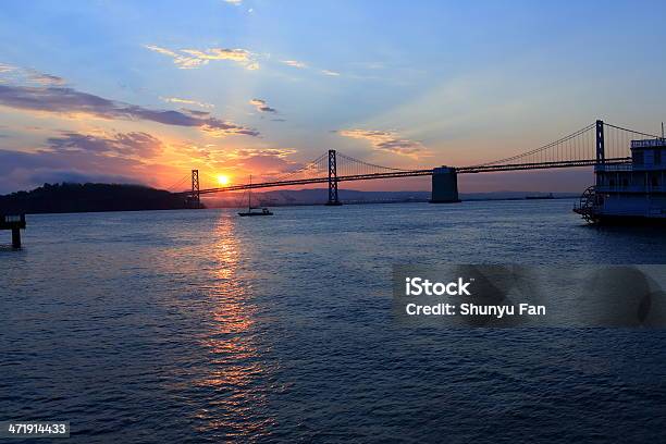 San Francisco Bay Bridge No Embarcadero - Fotografias de stock e mais imagens de Anoitecer - Anoitecer, Ao Ar Livre, Arquitetura