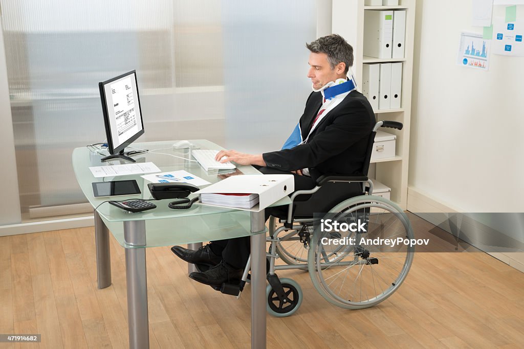 Empresario utilizando ordenador con discapacidades - Foto de stock de 2015 libre de derechos