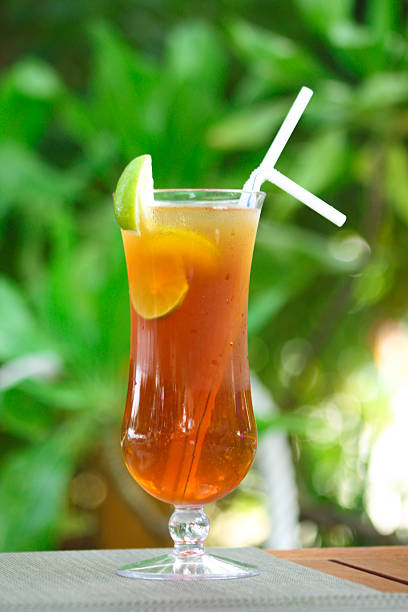 tropical di citronella tè freddo - tea island foto e immagini stock
