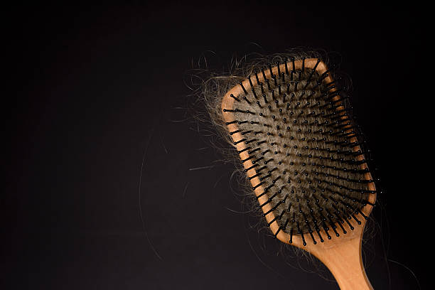 cabello cepillo con cabello desmelenado. - low key lighting flash fotografías e imágenes de stock