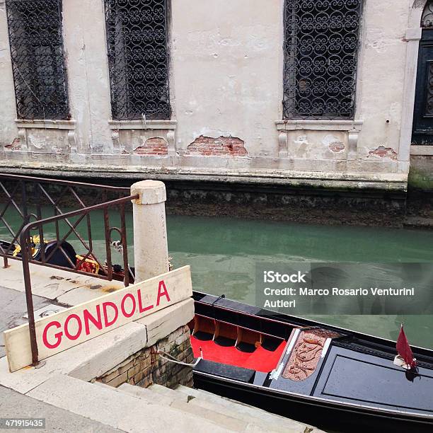 Foto de Gôndola Veneziana Ancorados Na Rua Lateral e mais fotos de stock de Alegoria - Alegoria, Atividade Recreativa, Atracado