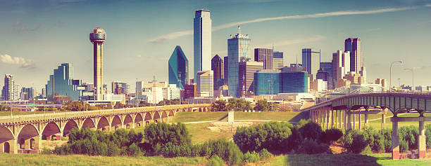 vista panorámica de los edificios del centro de la ciudad de dallas - dallas county fotografías e imágenes de stock