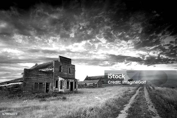 Prairie Ghost Town W Czarny I Biały - zdjęcia stockowe i więcej obrazów Wielki kryzys - Ważne wydarzenie - Wielki kryzys - Ważne wydarzenie, Miasto opuszczone, Dziki Zachód