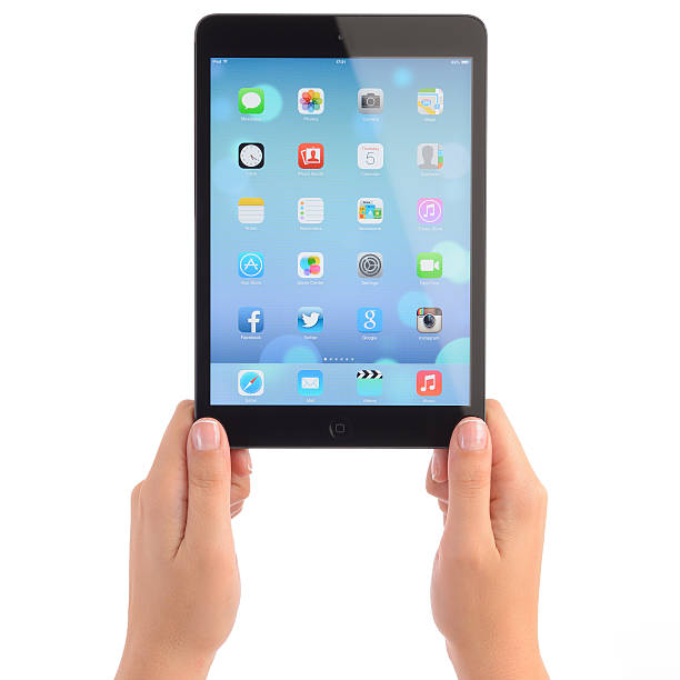 손을 쥠 apple ipad mini 블랙 - computer network number 7 human hand digital tablet 뉴스 사진 이미지