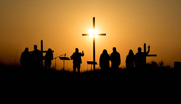 Cantores cristãos, ao nascer do sol com atravessa a Páscoa - foto de acervo