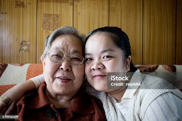 Abuela Y Granddaughter Foto de stock y más banco de imágenes de 80-89 años - 80-89 años, Abrazar, Abuela