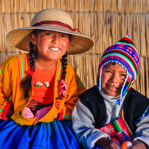 chica y chico en islas flotantes de uros, el lago tititcaca, perú - trajes tipicos del peru fotografías e imágenes de stock