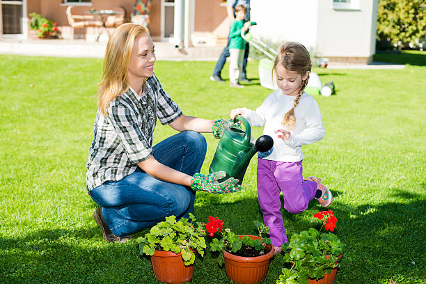 famiglia di giardinaggio - formal garden ornamental garden child single flower foto e immagini stock