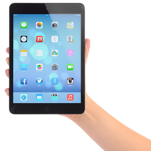 새로운 이오스 7 중인 apple ipad mini - computer network number 7 human hand digital tablet 뉴스 사진 이미지