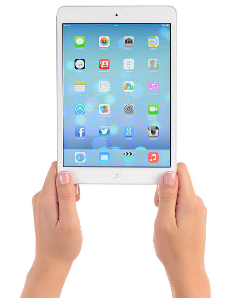 main tenant blanc apple ipad mini - ipad mini white smart phone concepts photos et images de collection