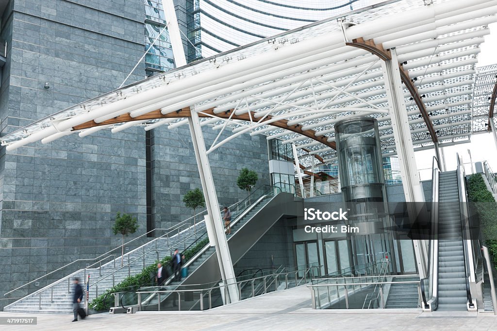 モダンな屋根付きの階段やエスカレーターの上に移動するビジネス人 - エレベーターのロイヤリティフリーストックフォト