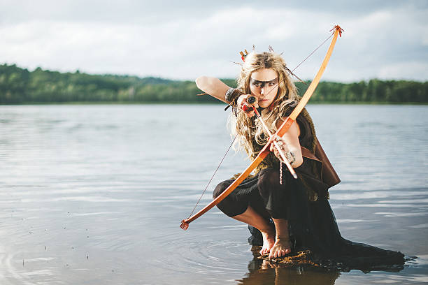 lindo marreco elfo warrior princess - archery bow arrow women - fotografias e filmes do acervo