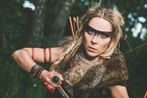 wunderschöne nördliche elf warrior princess - archery bow arrow women stock-fotos und bilder