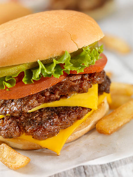 tradycyjne homestyle burger - diner food zdjęcia i obrazy z banku zdjęć