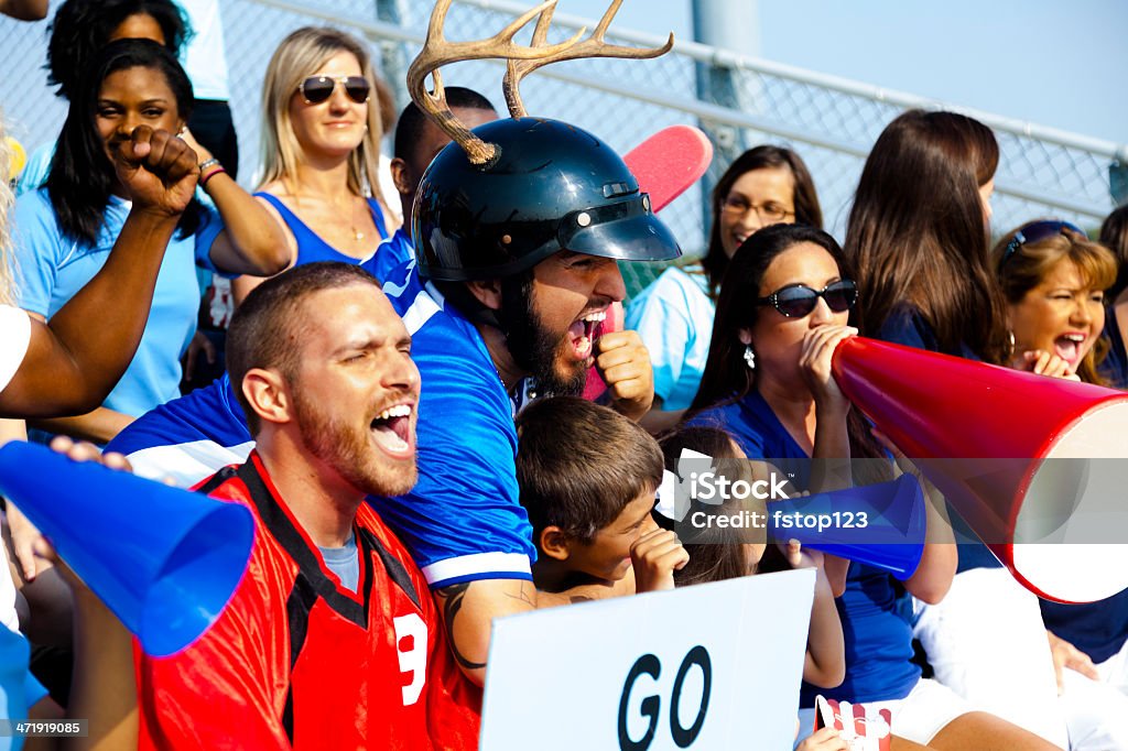 Desporto: Fãs torcer pela equipa durante evento desportivo local. - Royalty-free Adulto Foto de stock