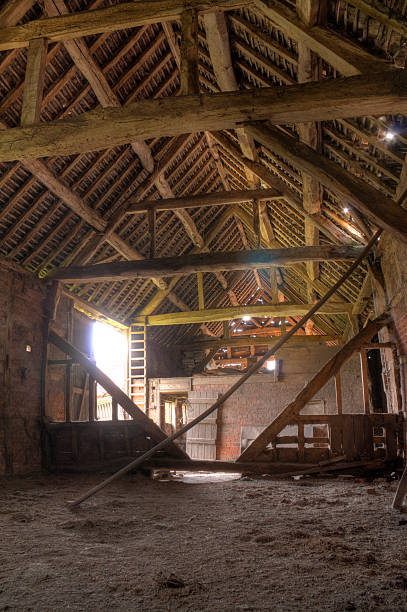 inglês hay interior de um celeiro - barn conversion - fotografias e filmes do acervo