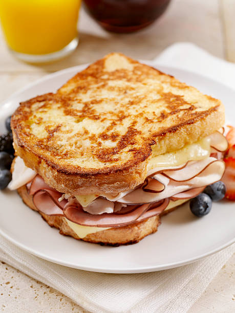 monte cristo sandwich classico - french toast toast french culture syrup foto e immagini stock