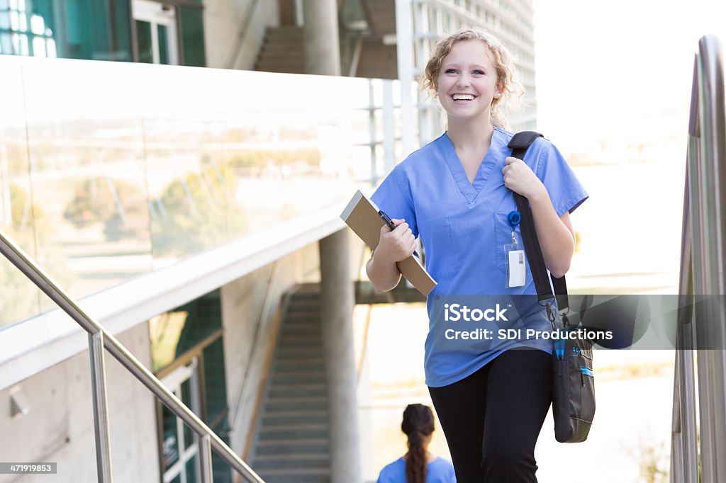 Aufgeregt Stillende oder medical student auf college-campus - Lizenzfrei Krankenpflegepersonal Stock-Foto