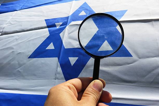 lupe, israel-flagge - anti semitism stock-fotos und bilder