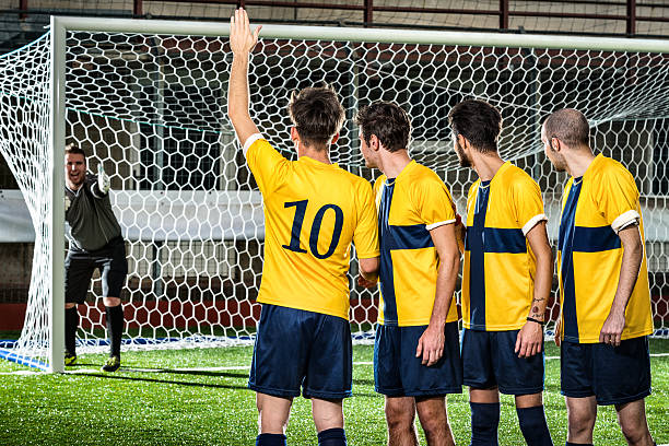 fußballspiel im stadium: free kick freistoßmauer platzieren - penalty soccer penalty shoot out goalie stock-fotos und bilder