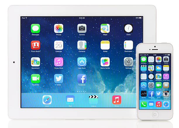 nouveau ios 7 sur apple ipad 3 et iphone 5 & - ipad iphone smart phone ipad 3 photos et images de collection