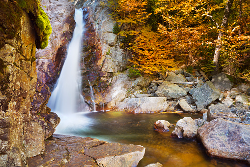 The Glen Ellis Falls surrounded by fall colours. White Mountain National Forest in New Hampshire, USA.